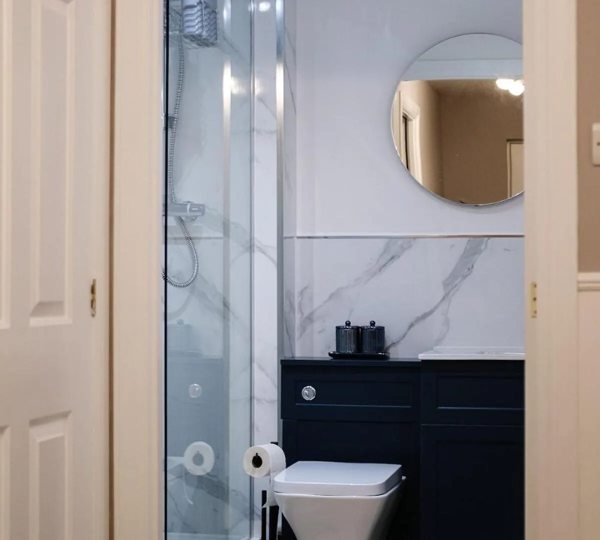 Modern Comfort In Old 애버딘 아파트